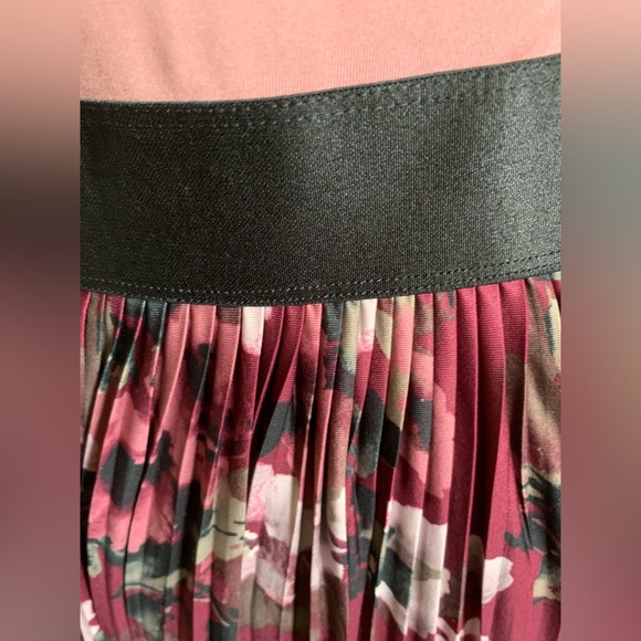 Xhilaration Dress in Floral - Size Medium - Picture 3 of 5